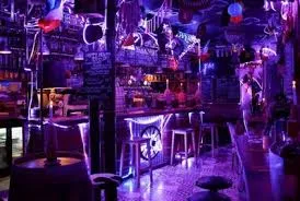 LâEndroit : Le Club de Nuit Festif et Inclusif